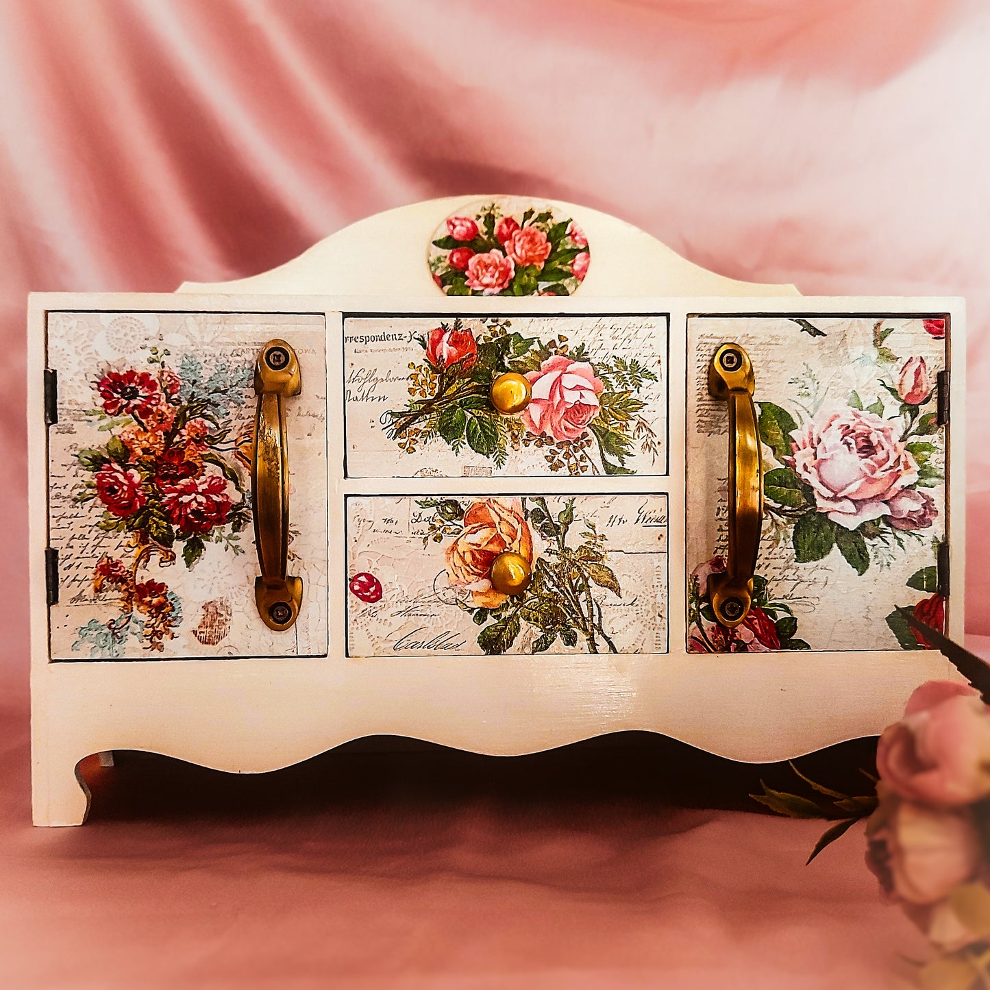 Decorative Chest Storage in Victorin style
