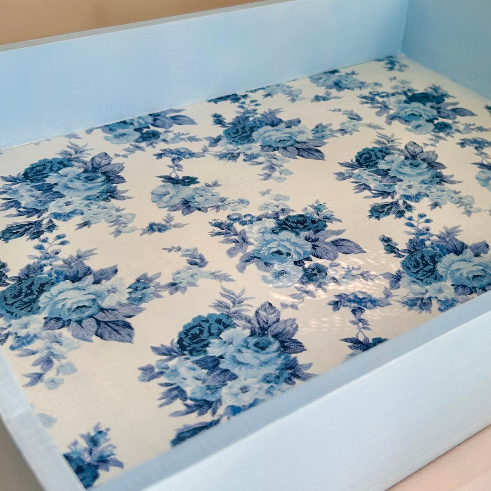 Blue tray with pretty roses