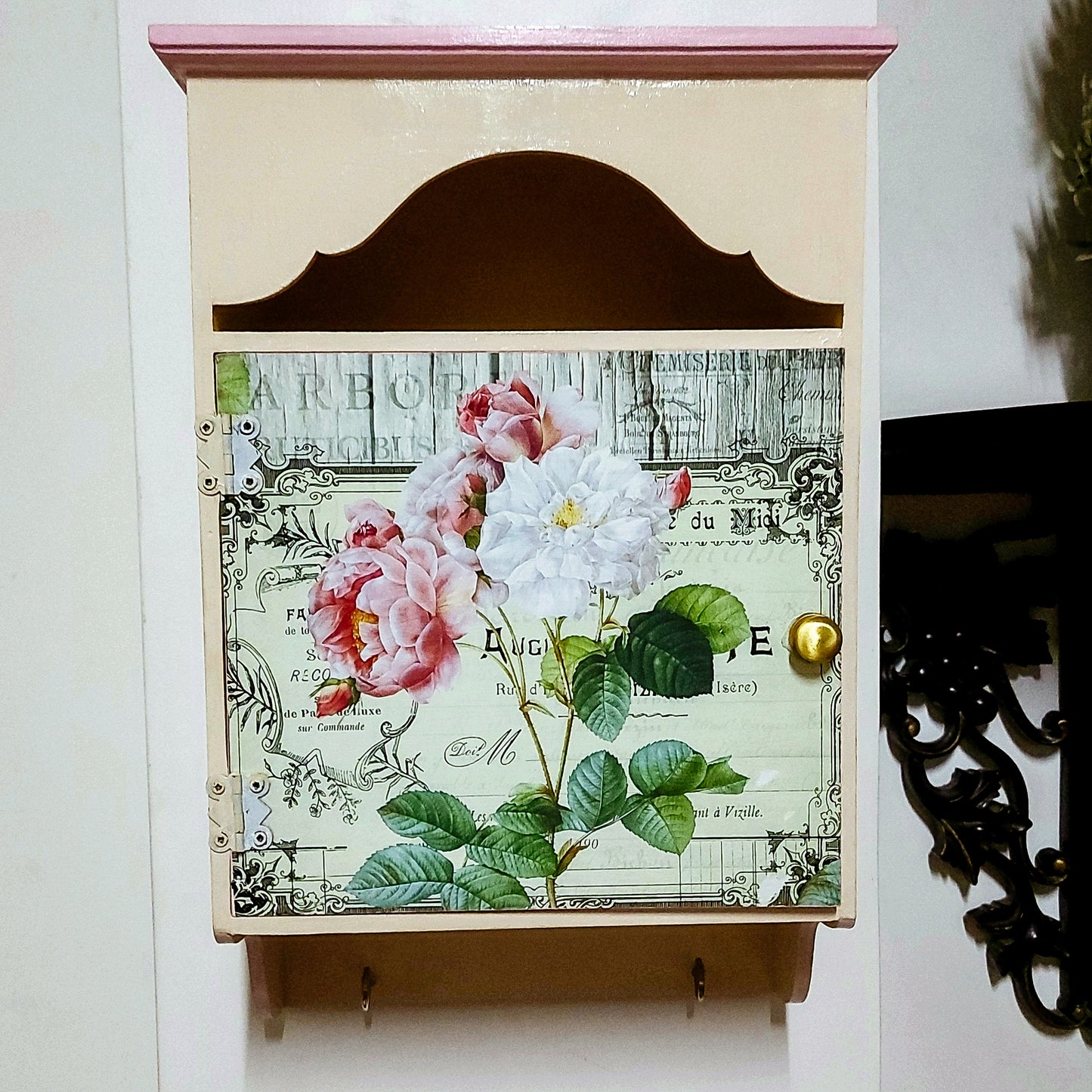 Pastel Floral Vintage Keybox | Vintage style key cabinet | with 6 + 2 key hooks