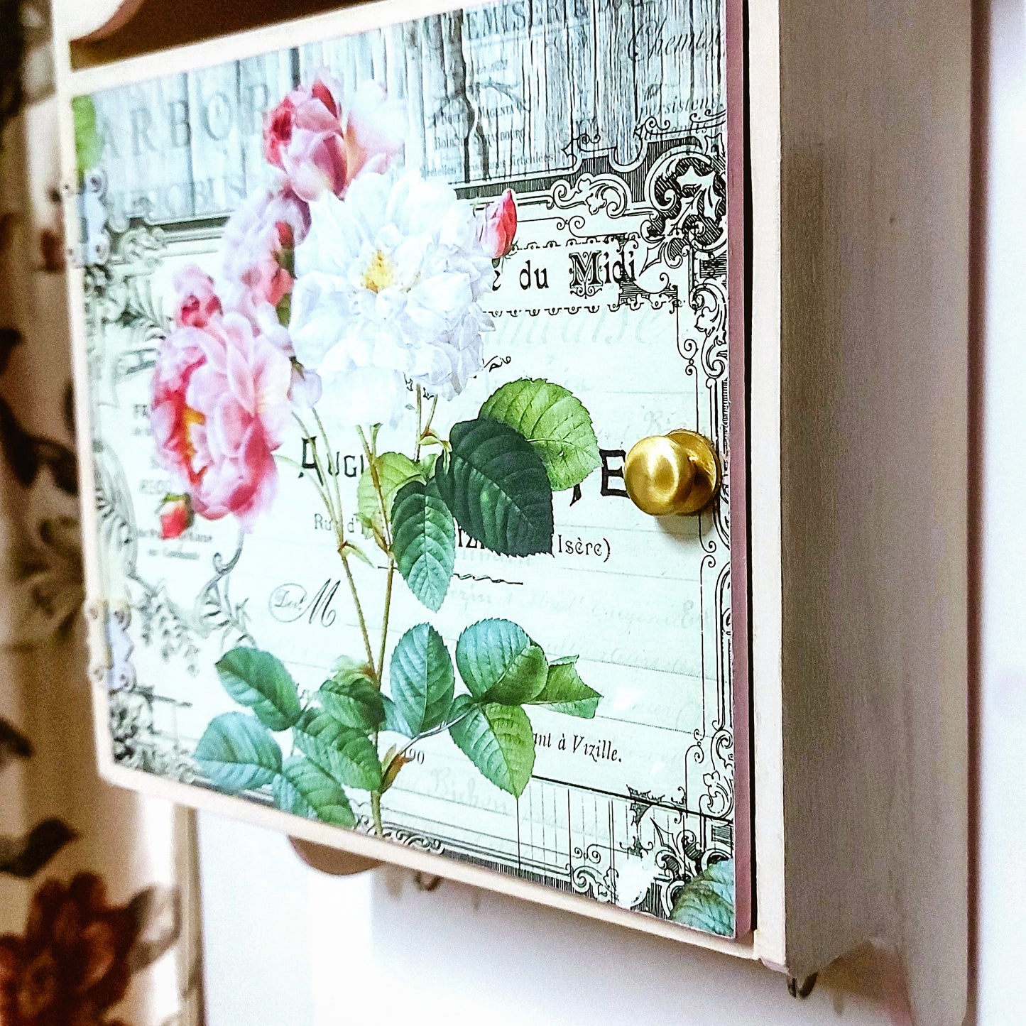 Pastel Floral Vintage Keybox | Vintage style key cabinet | with 6 + 2 key hooks