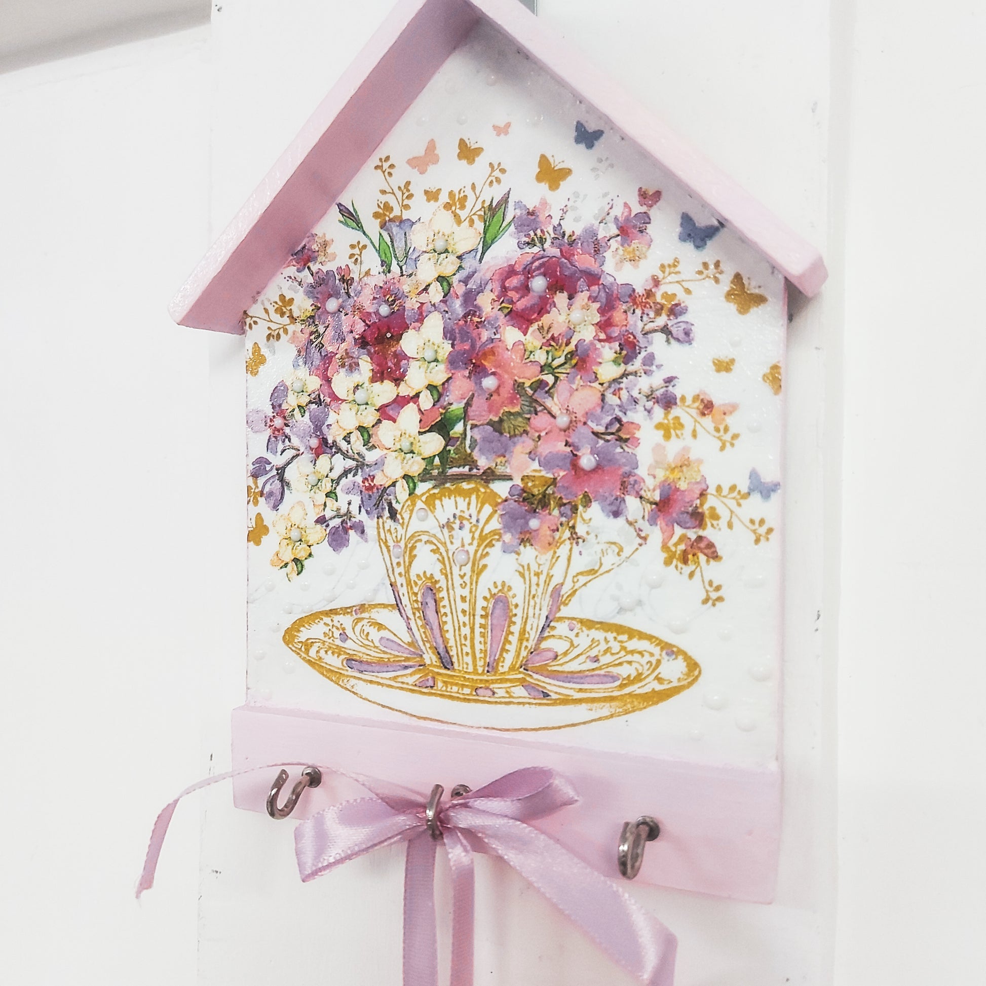 Hut Keyholder | Wall Key hanger for gifting | wall decor with 3 hooks | Pink Floral